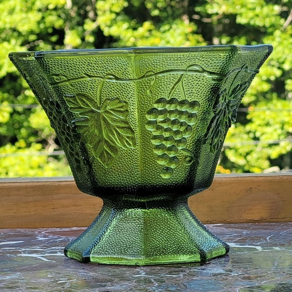 Vintage Anchor Hocking Green Glass Grape‎ Leaf Octagon Panel Pedestal Vase/ Dish